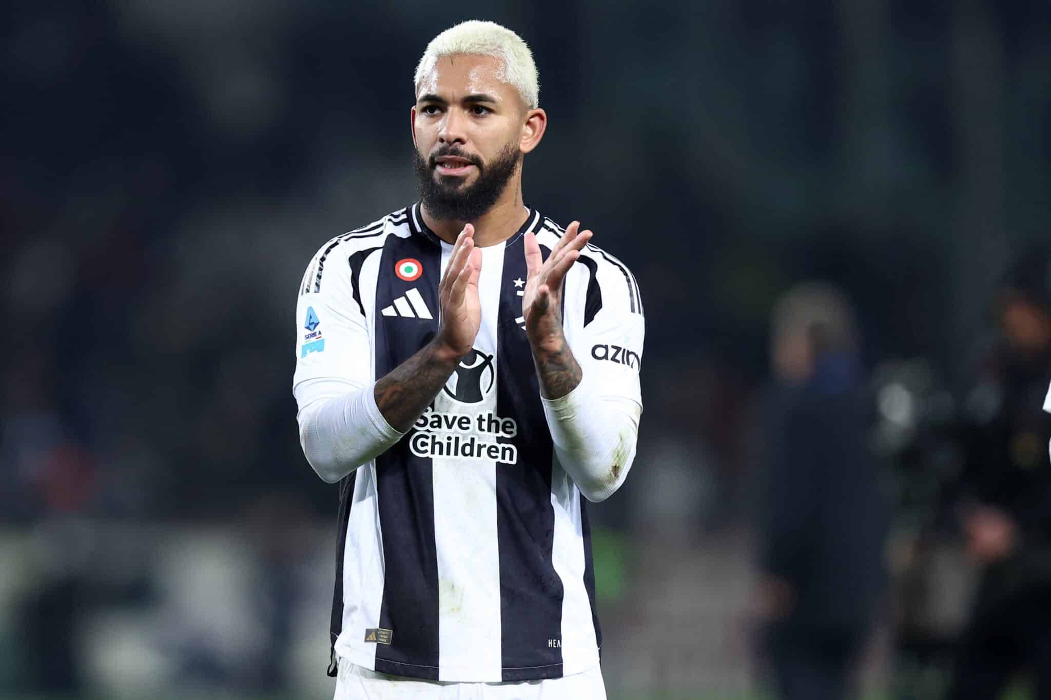 球员受伤倒地，全队围上去