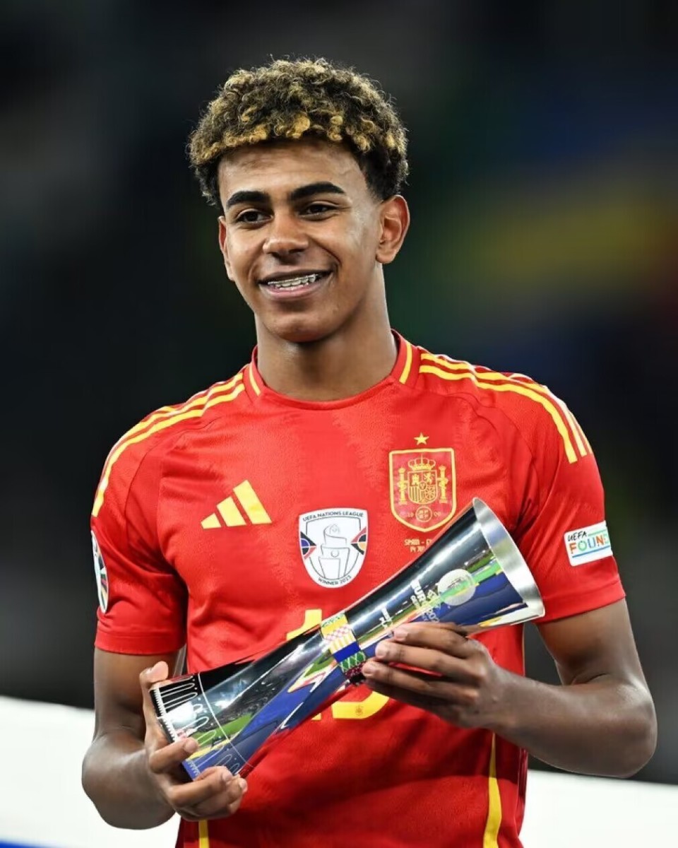 体育精神，霍伊伦祝贺麦克托米奈和苏格兰晋级世界杯