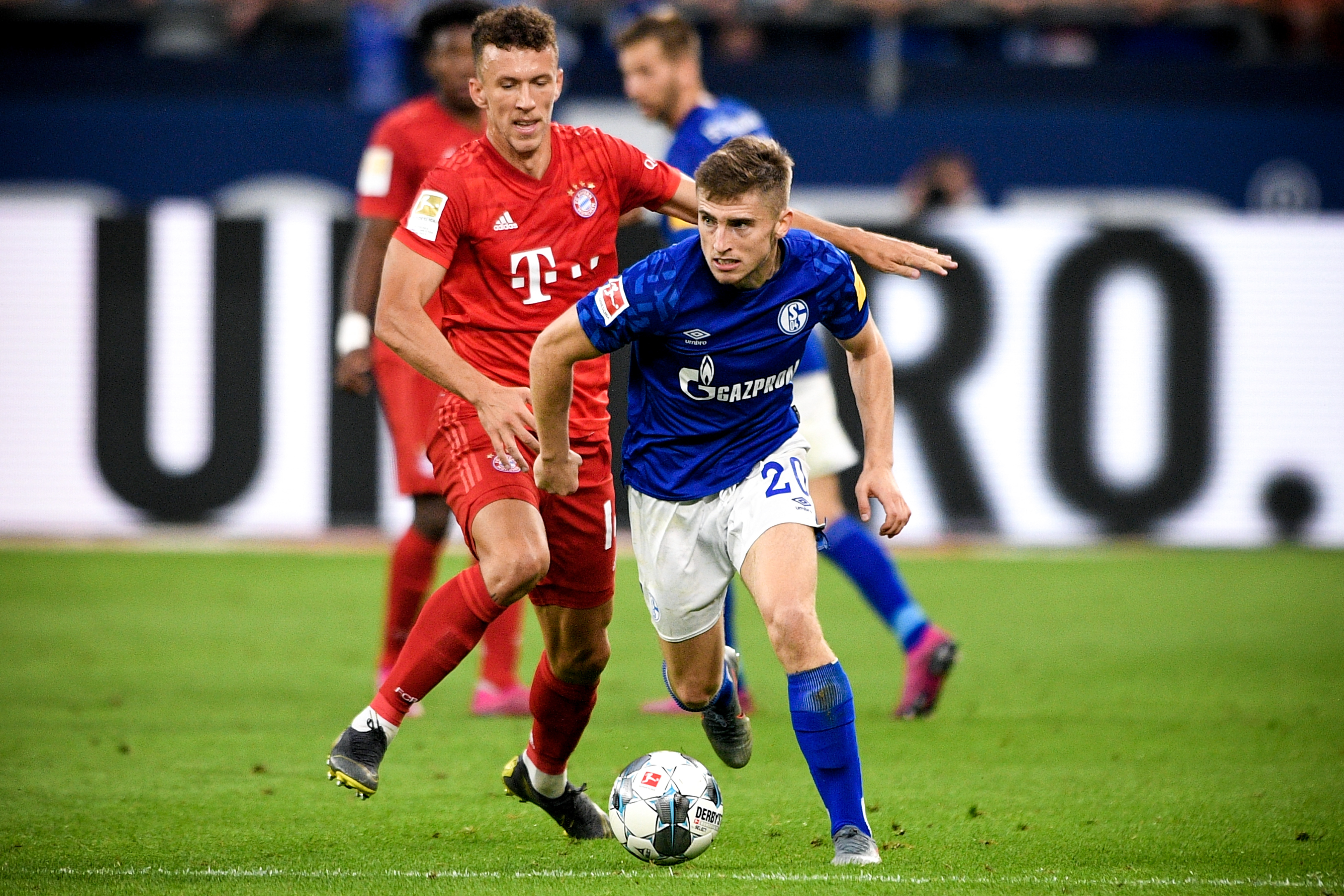 石破天惊！泰勒·亚当斯43米吊射破门为本赛季英超最远进球